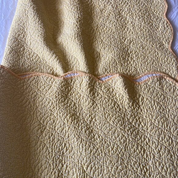 Martha Stewart Twin Sunflower quilt, scalloped edge yellow rust - Picture 2 of 3